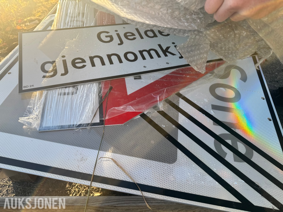 Parti skilter, skiltrammer og stolper til veiarbeid