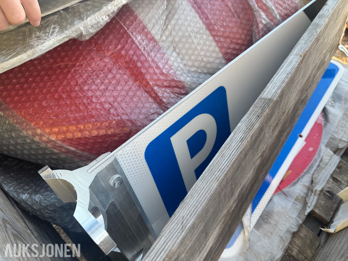 Parti skilter, skiltrammer og stolper til veiarbeid