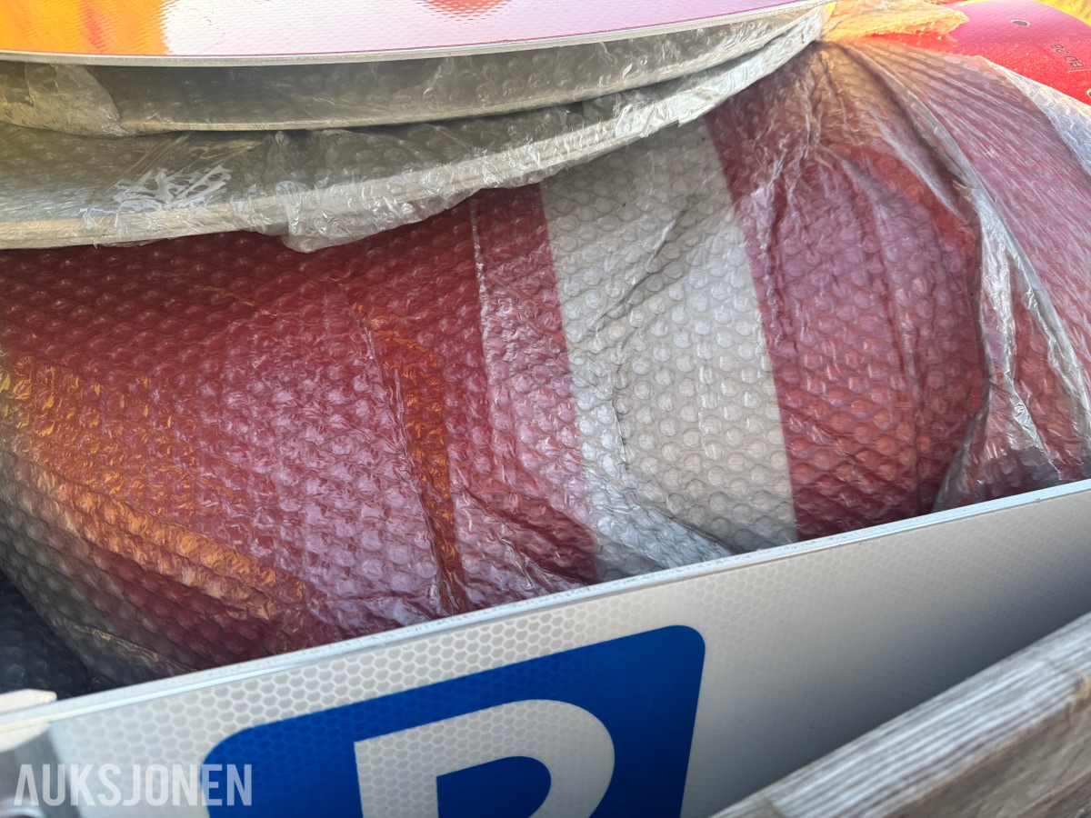 Parti skilter, skiltrammer og stolper til veiarbeid