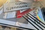 Parti skilter, skiltrammer og stolper til veiarbeid