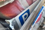 Parti skilter, skiltrammer og stolper til veiarbeid