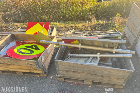 Parti skilter, skiltrammer og stolper til veiarbeid