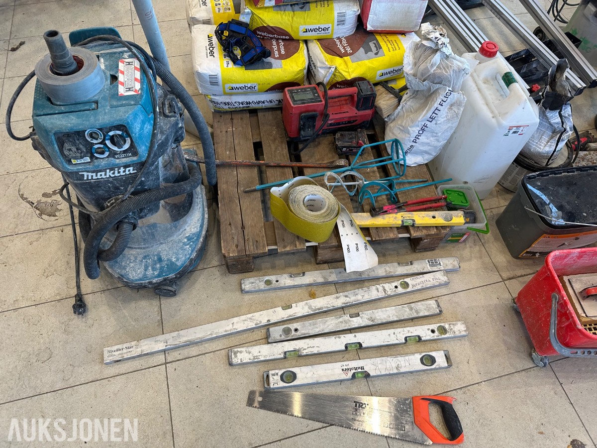 Byggverktøy med Makita og STIHL støvsugere, arbeidsbord og murerutsty