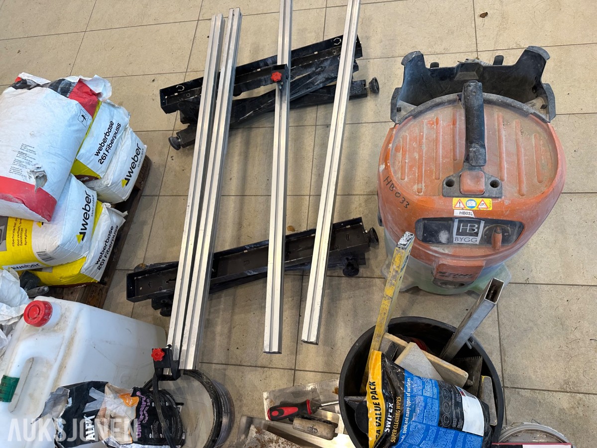 Byggverktøy med Makita og STIHL støvsugere, arbeidsbord og murerutsty