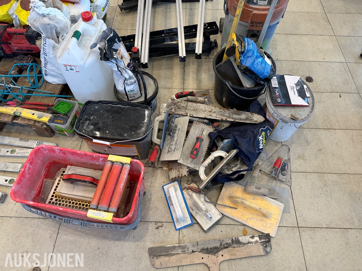 Byggverktøy med Makita og STIHL støvsugere, arbeidsbord og murerutsty