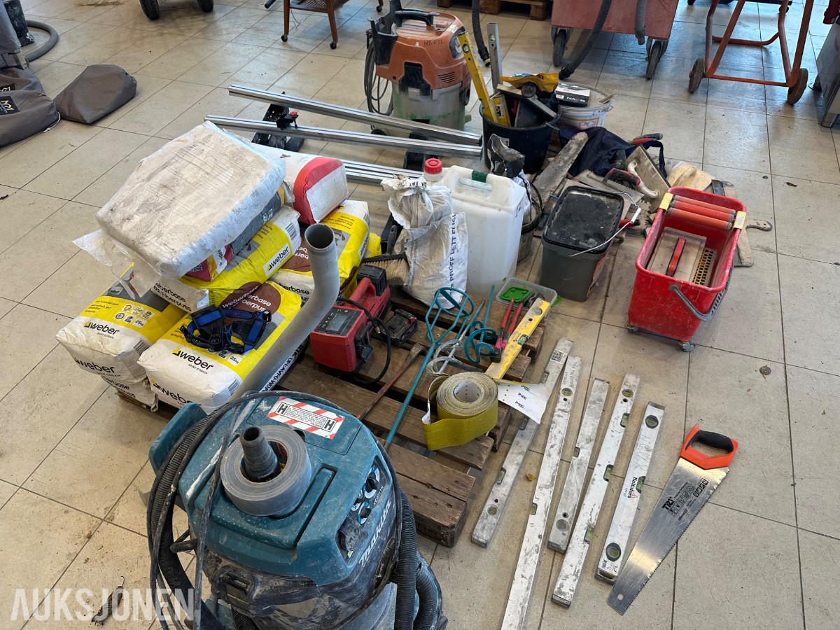 Byggverktøy med Makita og STIHL støvsugere, arbeidsbord og murerutsty