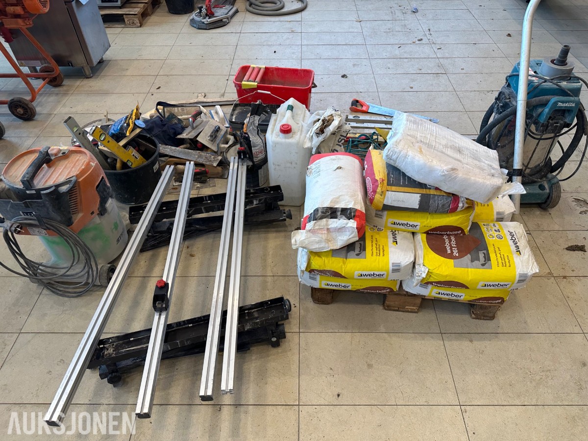 Byggverktøy med Makita og STIHL støvsugere, arbeidsbord og murerutsty