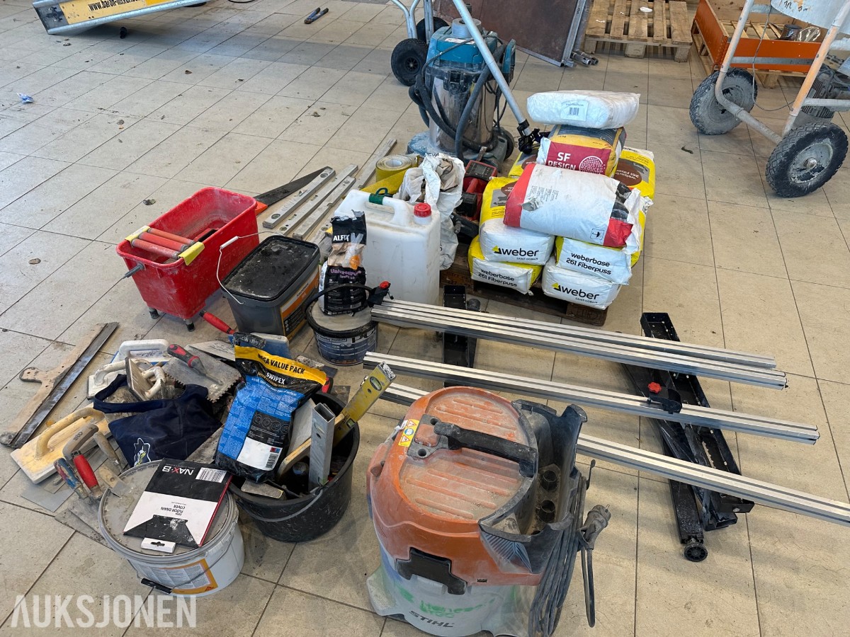 Byggverktøy med Makita og STIHL støvsugere, arbeidsbord og murerutsty