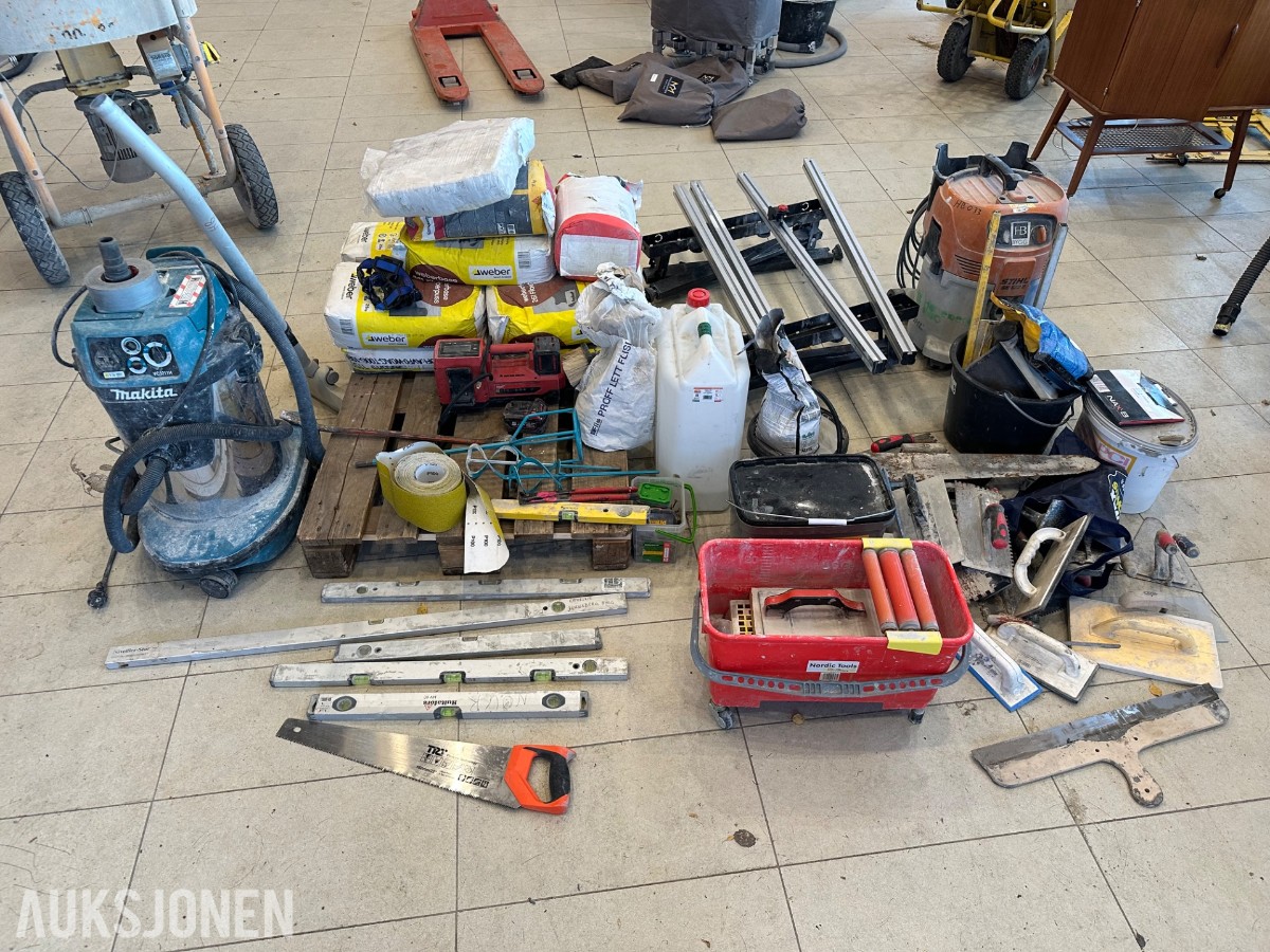 Byggverktøy med Makita og STIHL støvsugere, arbeidsbord og murerutsty
