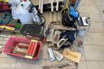 Byggverktøy med Makita og STIHL støvsugere, arbeidsbord og murerutsty