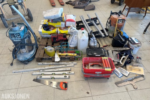 Byggverktøy med Makita og STIHL støvsugere, arbeidsbord og murerutsty