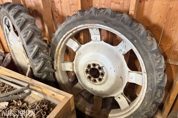 Traktorhjul med dekk, 2 stk, 8.3R44 2 stk, 8.3R44