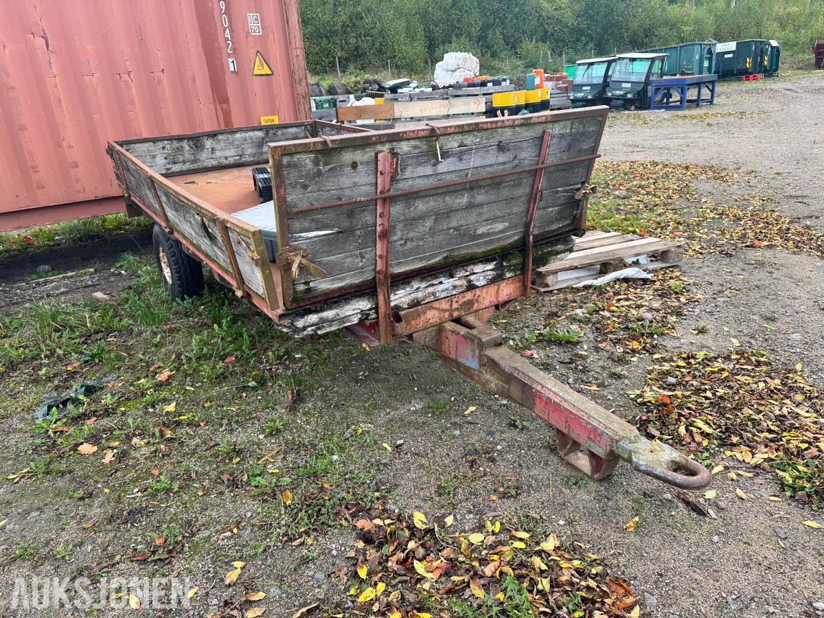 Trevogn-tilhenger med lasteplan