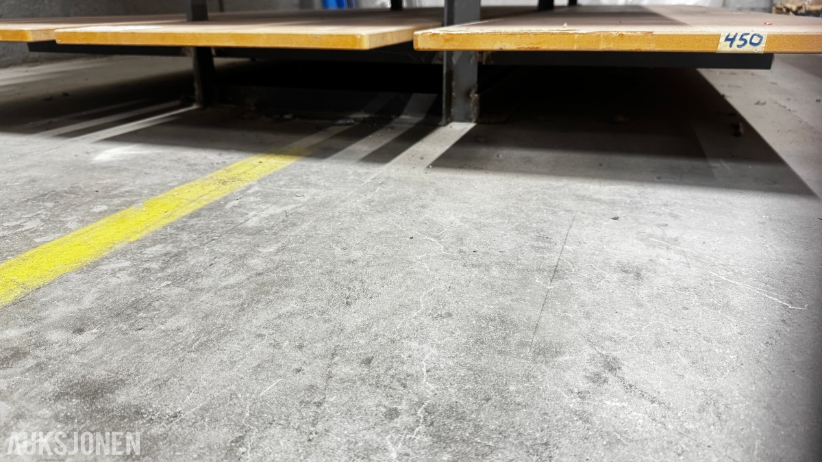 Stor reol/hylle med stålkonstruksjon og mange hylleplater 