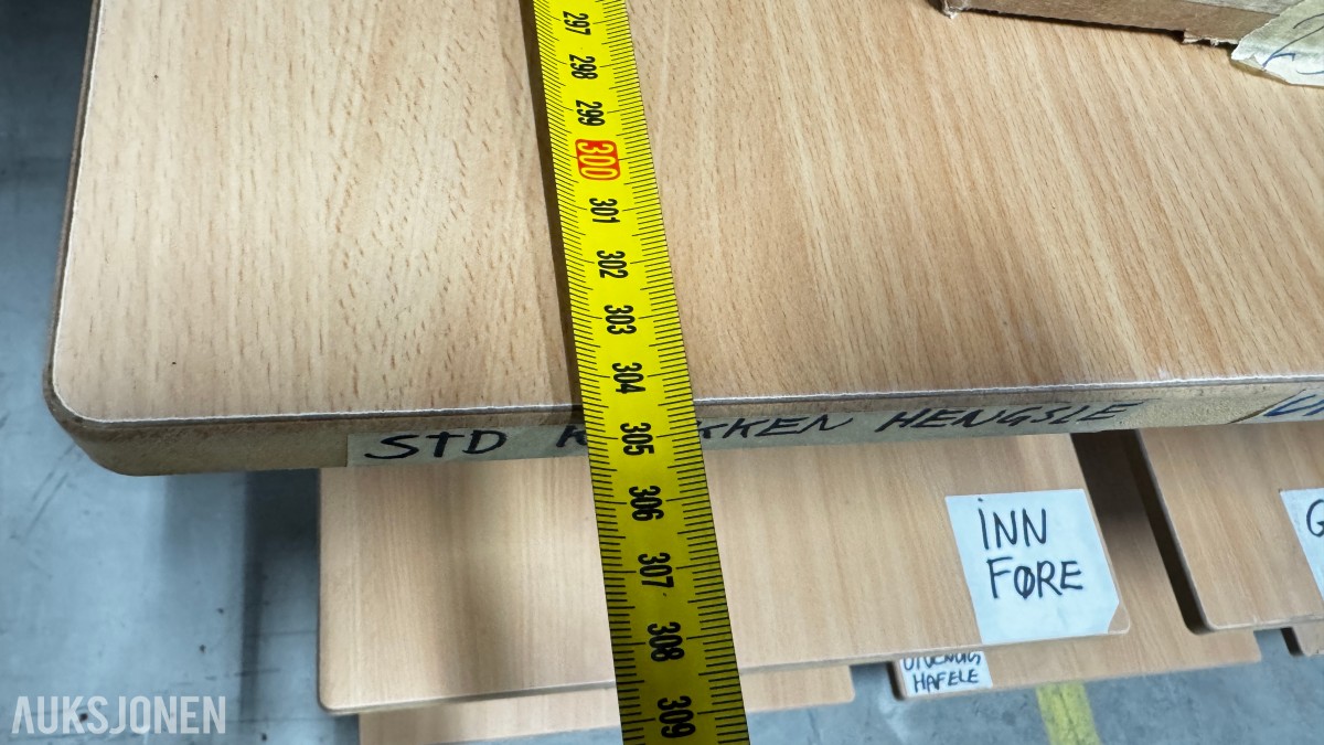Stor reol/hylle med stålkonstruksjon og mange hylleplater 