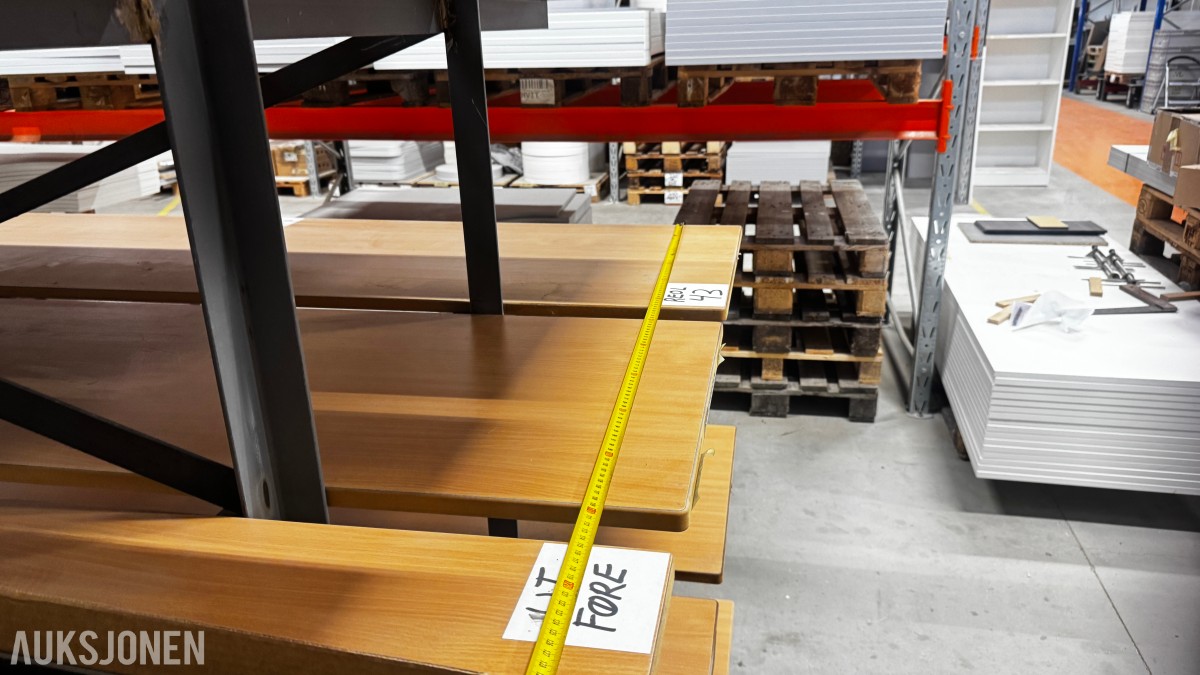 Stor reol/hylle med stålkonstruksjon og mange hylleplater 