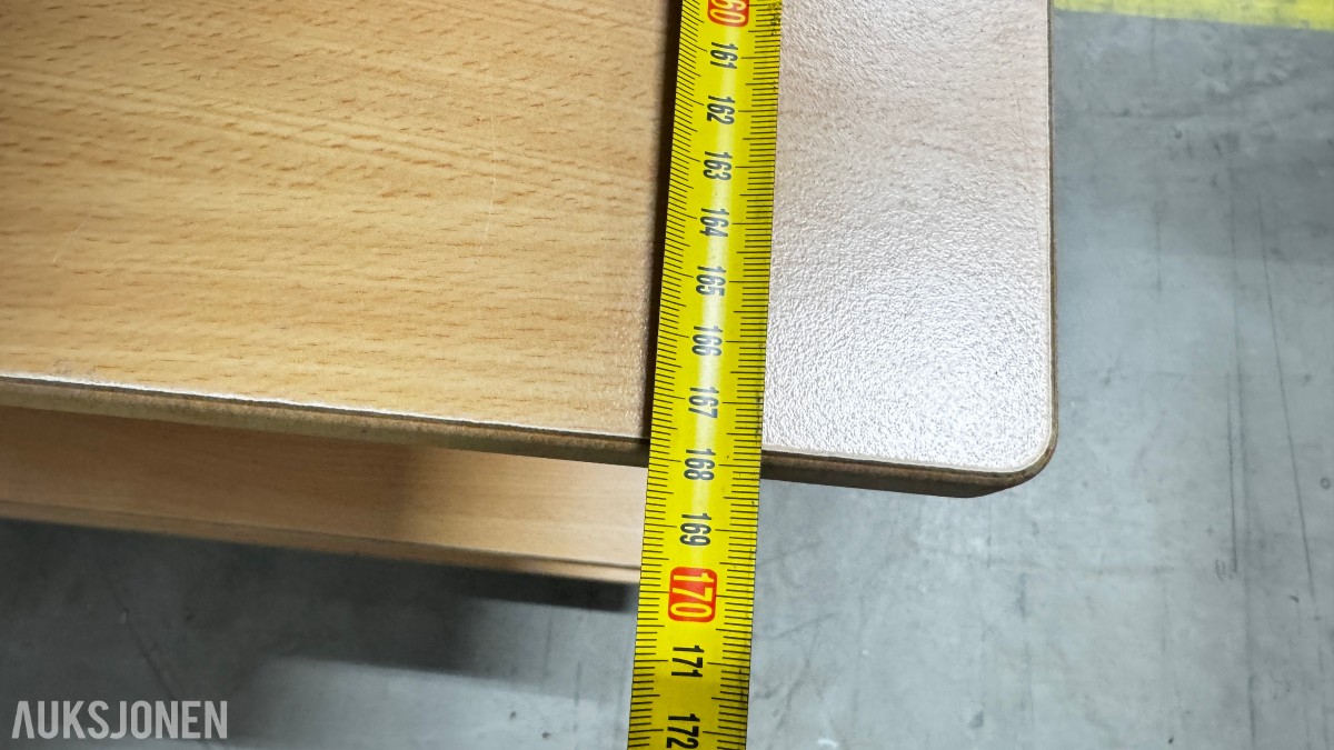 Stor reol/hylle med stålkonstruksjon og mange hylleplater 