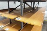 Stor reol/hylle med stålkonstruksjon og mange hylleplater 