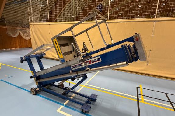UP-RIGHT UL-38 mastelift - maks plattformhøyde 38 fot - plattformbelastning 135 kg - 220 V elektrisk drift med hydraulikk - sakkyndig kontroll 2025