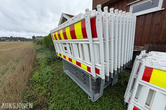Saferoad avsperringsgjerder 20 stk - rød og gul refleks - med føtter - galvanisert transportstativ 