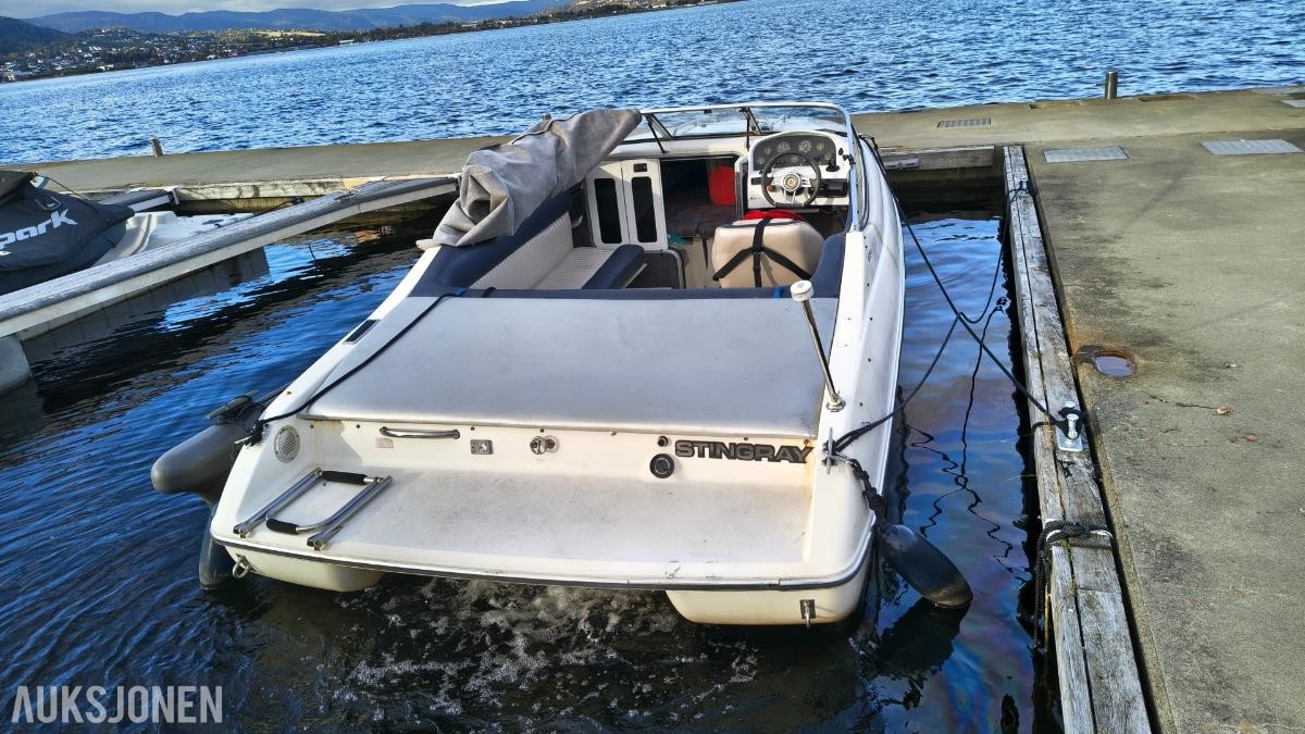 1998 Stingray 609ZP 23 fot Daycruiser med Mercruiser 4.3L V6