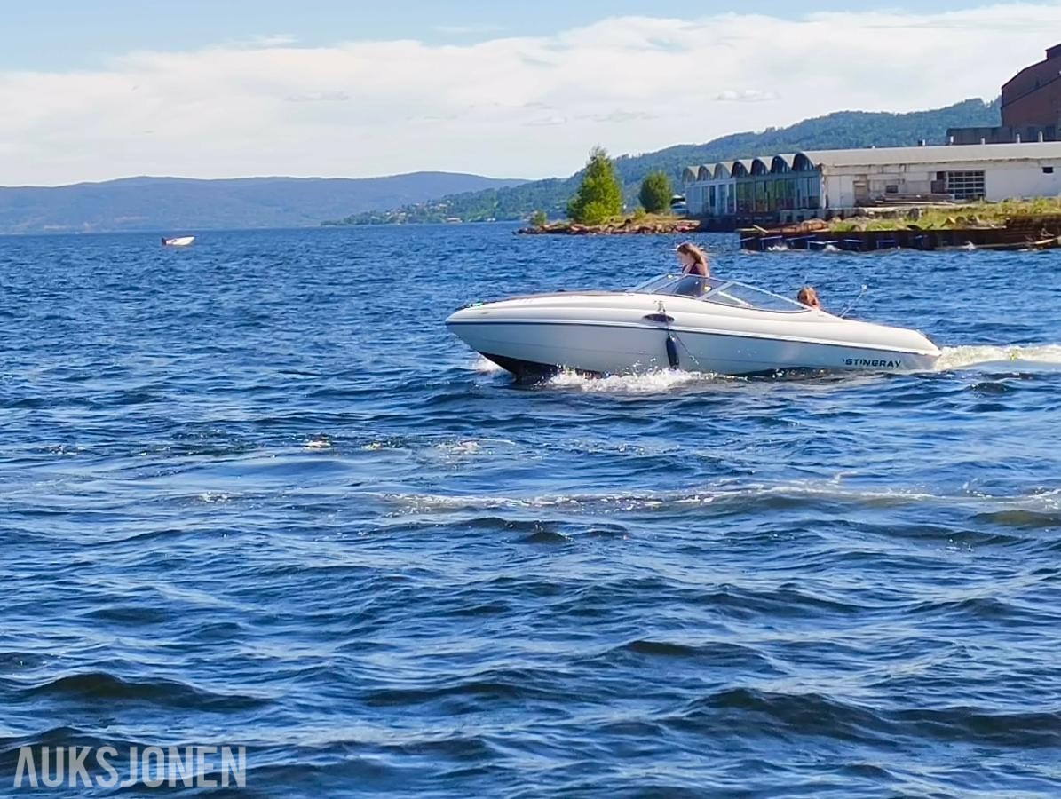 1998 Stingray 609ZP 23 fot Daycruiser med Mercruiser 4.3L V6