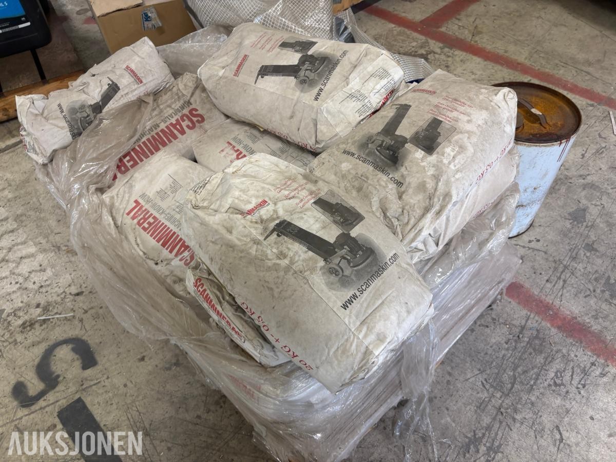 Gulvslipemaskin med slipeskive og ca. 20 sekker Scanmineral