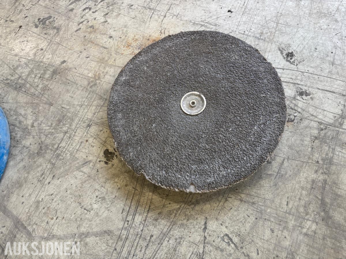 Gulvslipemaskin med slipeskive og ca. 20 sekker Scanmineral