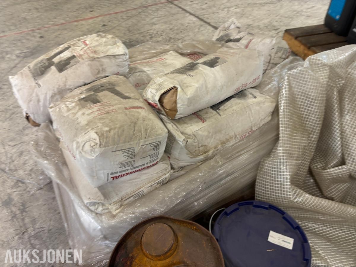 Gulvslipemaskin med slipeskive og ca. 20 sekker Scanmineral