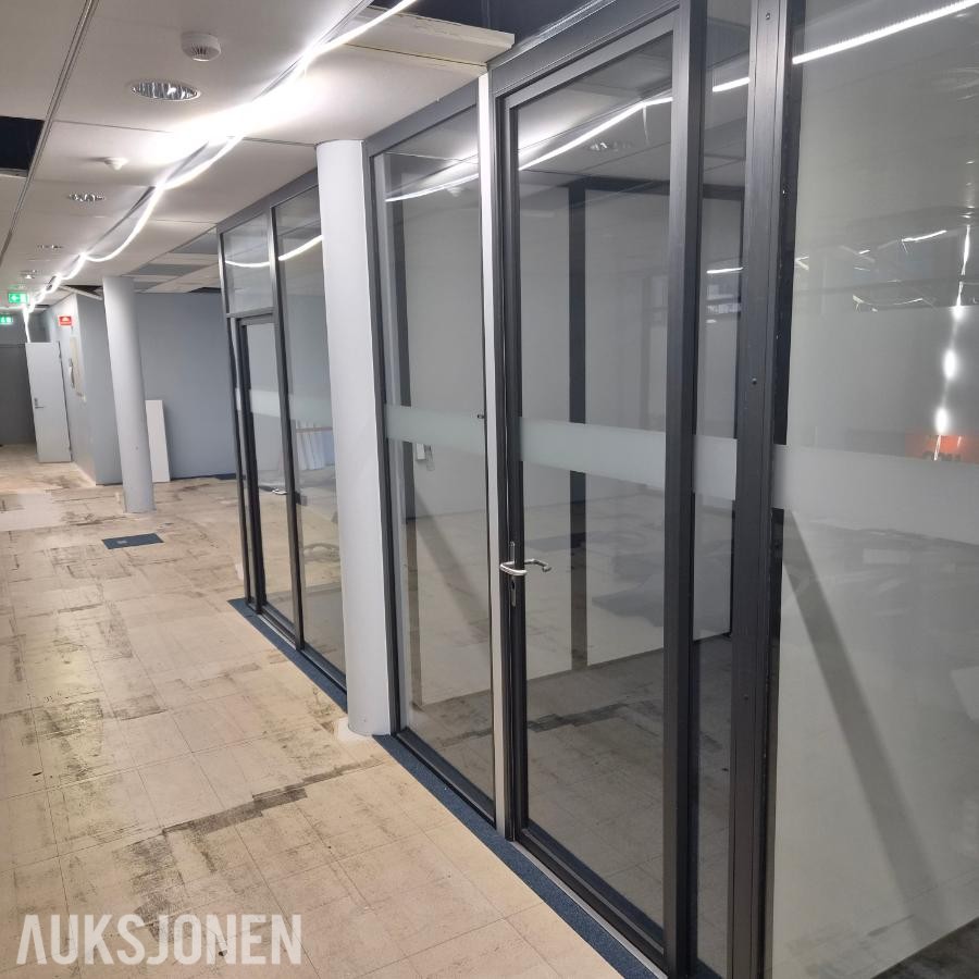 Glassvegg med glassdør – bredde 220 cm, høyde 270 cm