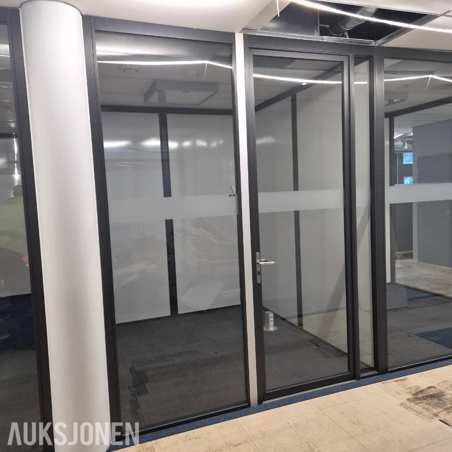 Glassvegg med glassdør – bredde 220 cm, høyde 270 cm