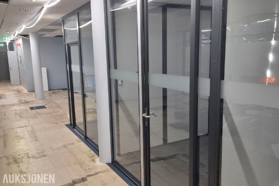 Glassvegg med glassdør – bredde 220 cm, høyde 270 cm