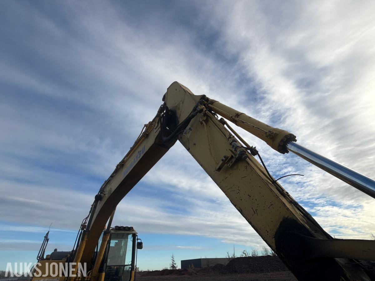 2008 Komatsu PC200LC-8 beltegraver med graveskuff og sentralsmørin