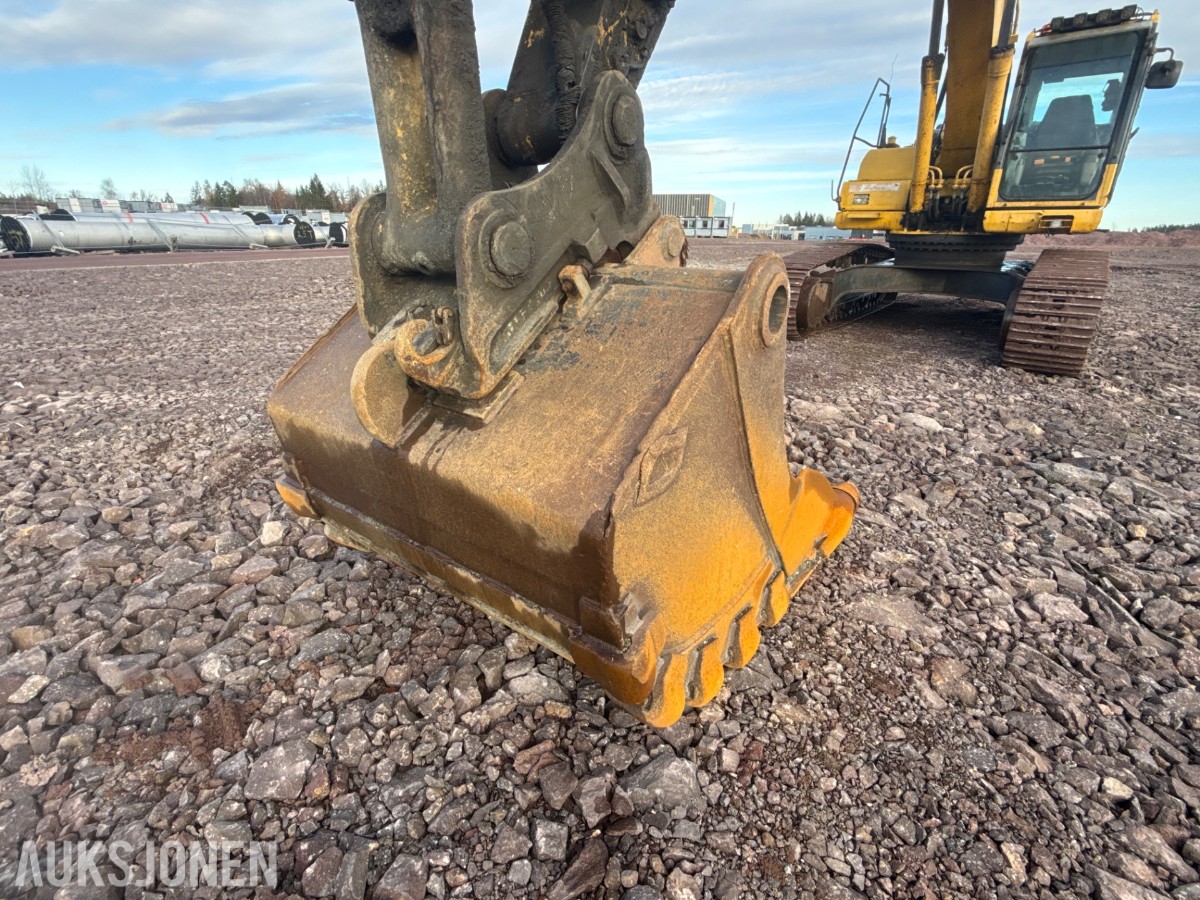 2008 Komatsu PC200LC-8 beltegraver med graveskuff og sentralsmørin