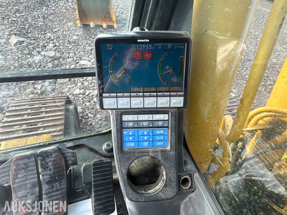2008 Komatsu PC200LC-8 beltegraver med graveskuff og sentralsmørin