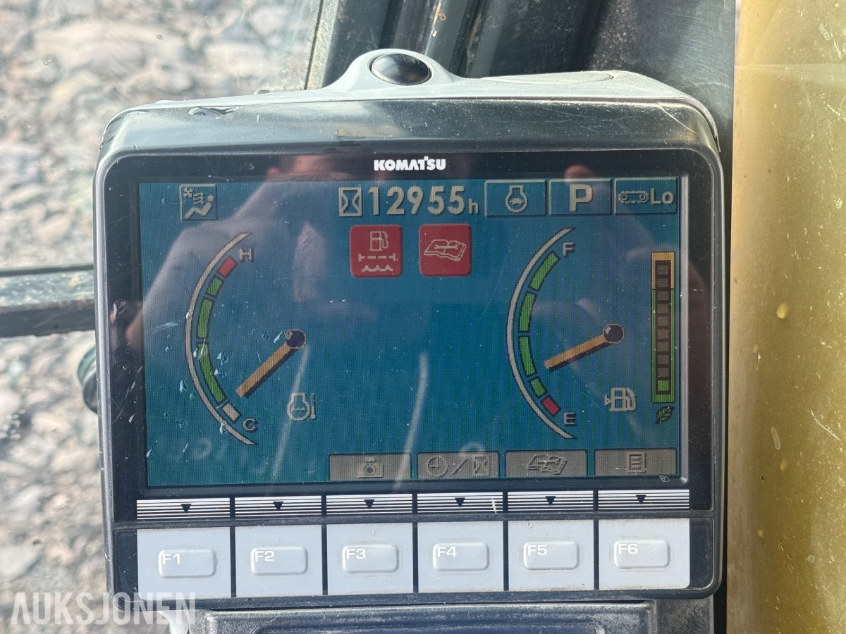 2008 Komatsu PC200LC-8 beltegraver med graveskuff og sentralsmørin