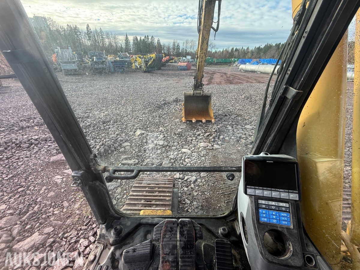 2008 Komatsu PC200LC-8 beltegraver med graveskuff og sentralsmørin