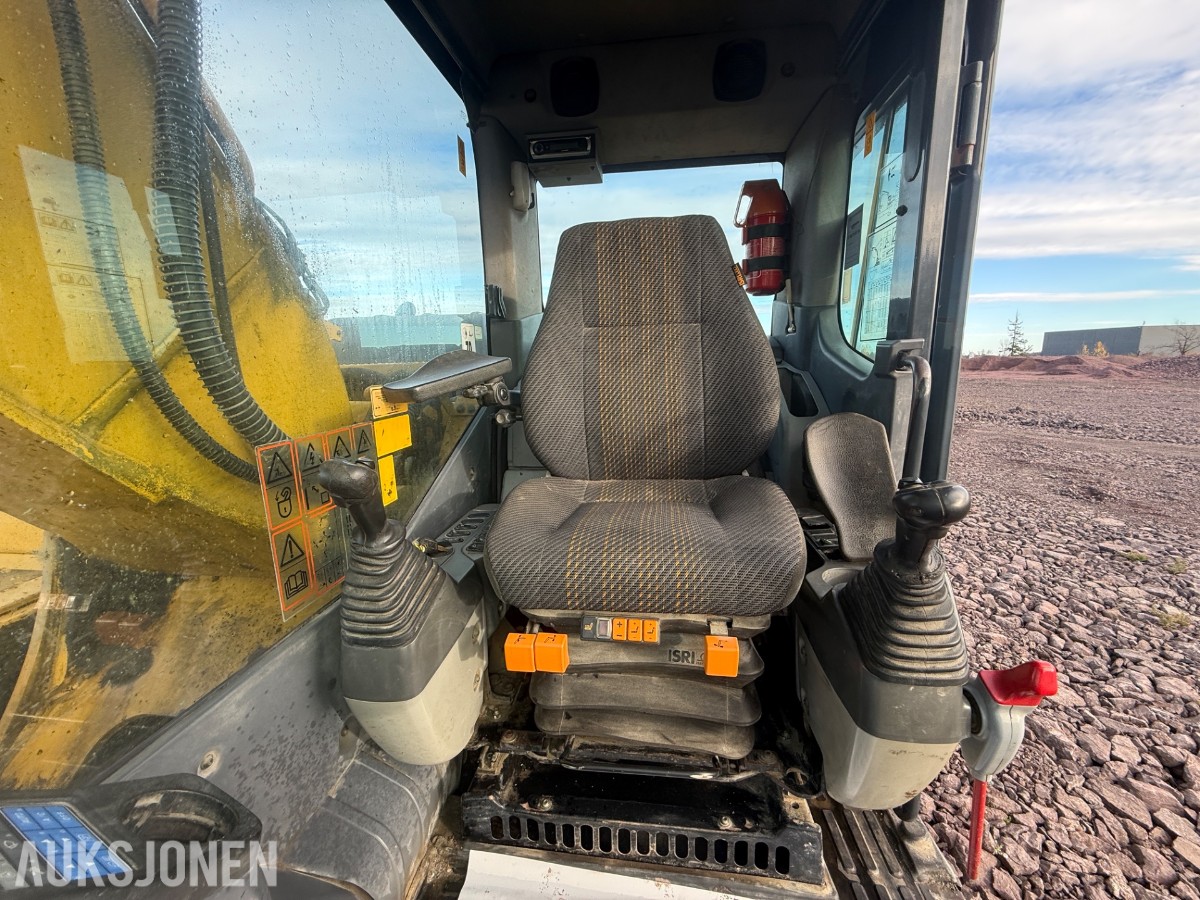 2008 Komatsu PC200LC-8 beltegraver med graveskuff og sentralsmørin