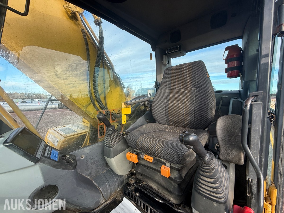 2008 Komatsu PC200LC-8 beltegraver med graveskuff og sentralsmørin
