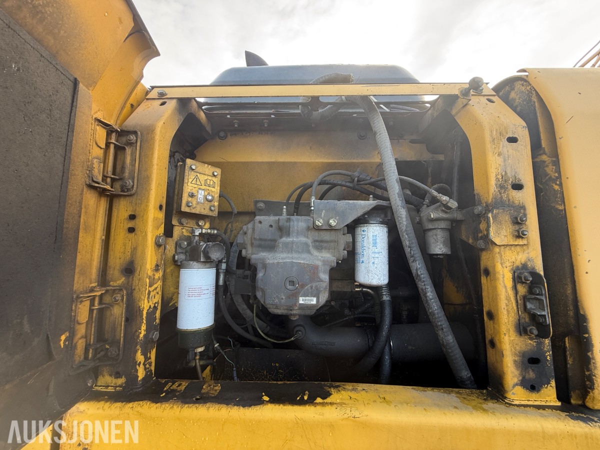2008 Komatsu PC200LC-8 beltegraver med graveskuff og sentralsmørin