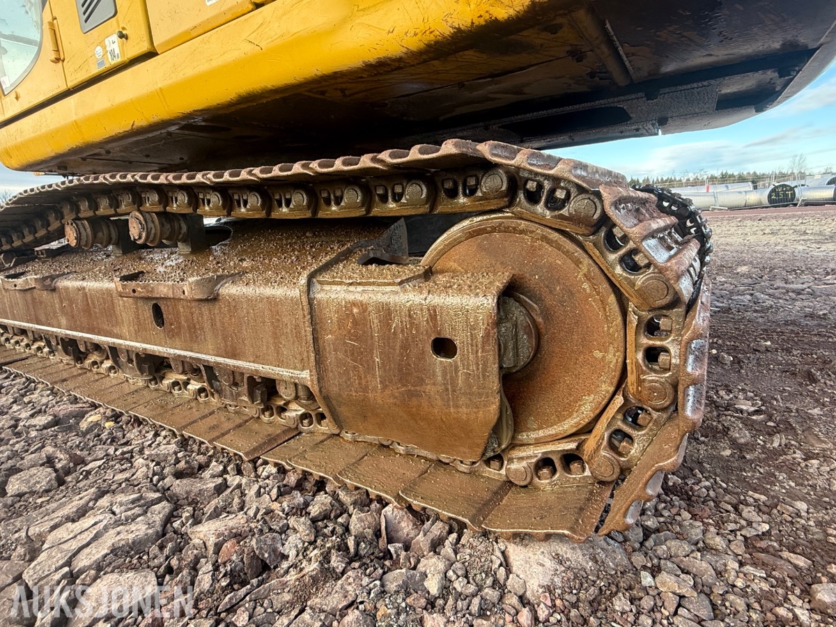 2008 Komatsu PC200LC-8 beltegraver med graveskuff og sentralsmørin