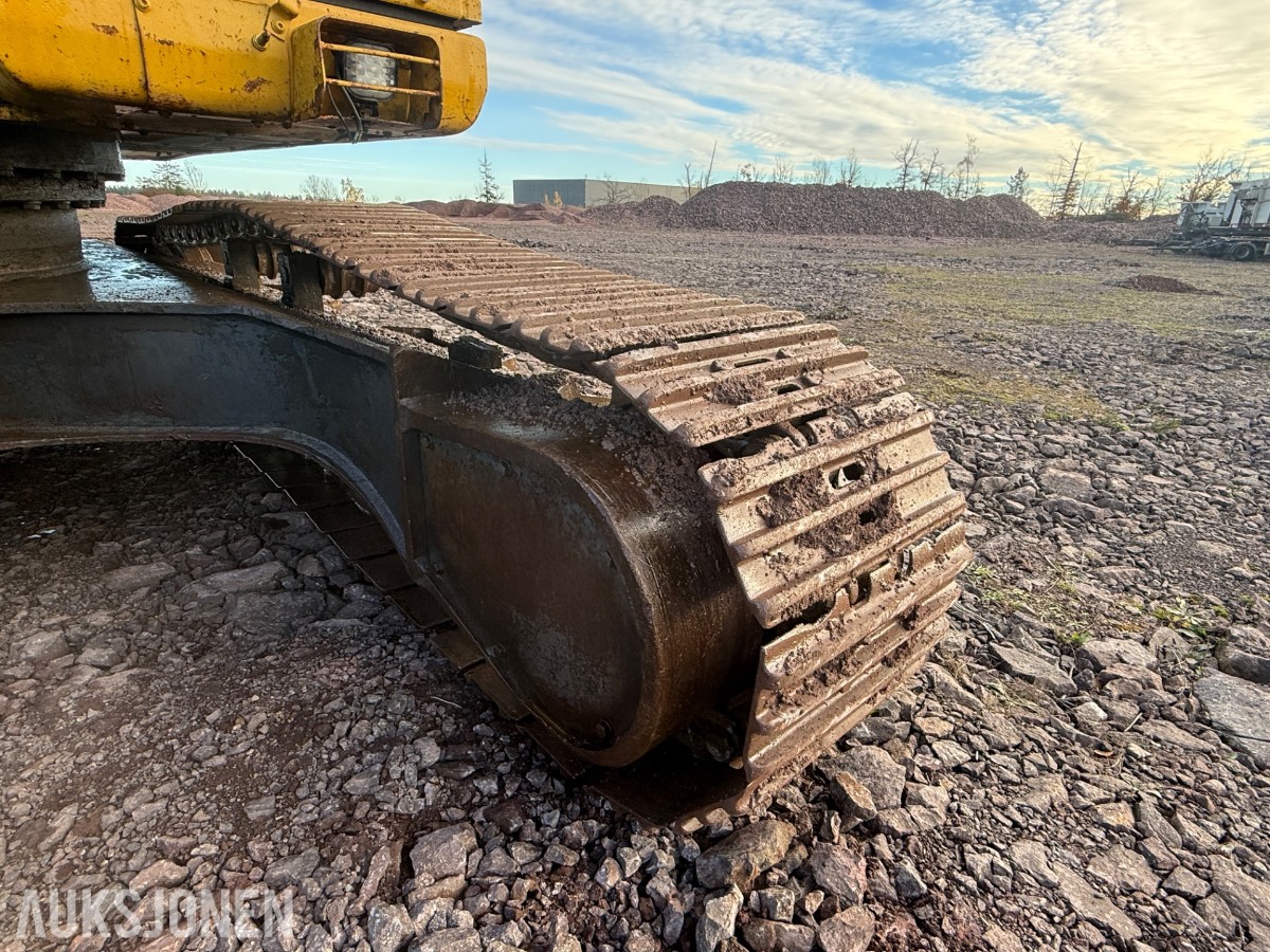 2008 Komatsu PC200LC-8 beltegraver med graveskuff og sentralsmørin