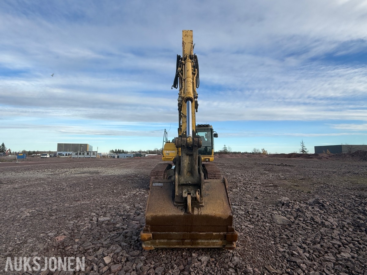 2008 Komatsu PC200LC-8 beltegraver med graveskuff og sentralsmørin