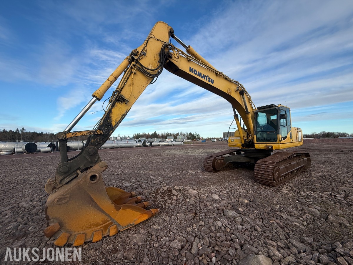 2008 Komatsu PC200LC-8 beltegraver med graveskuff og sentralsmørin