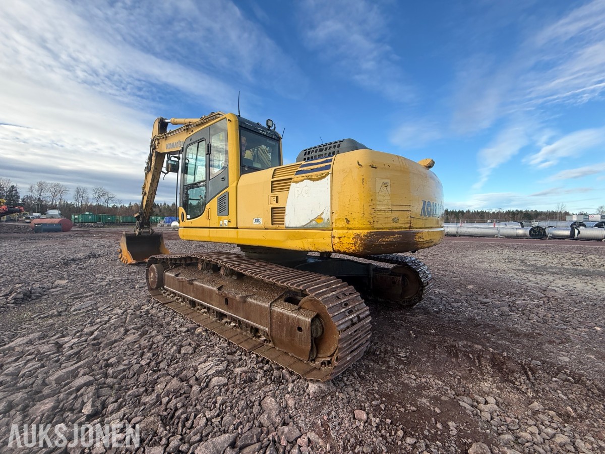 2008 Komatsu PC200LC-8 beltegraver med graveskuff og sentralsmørin