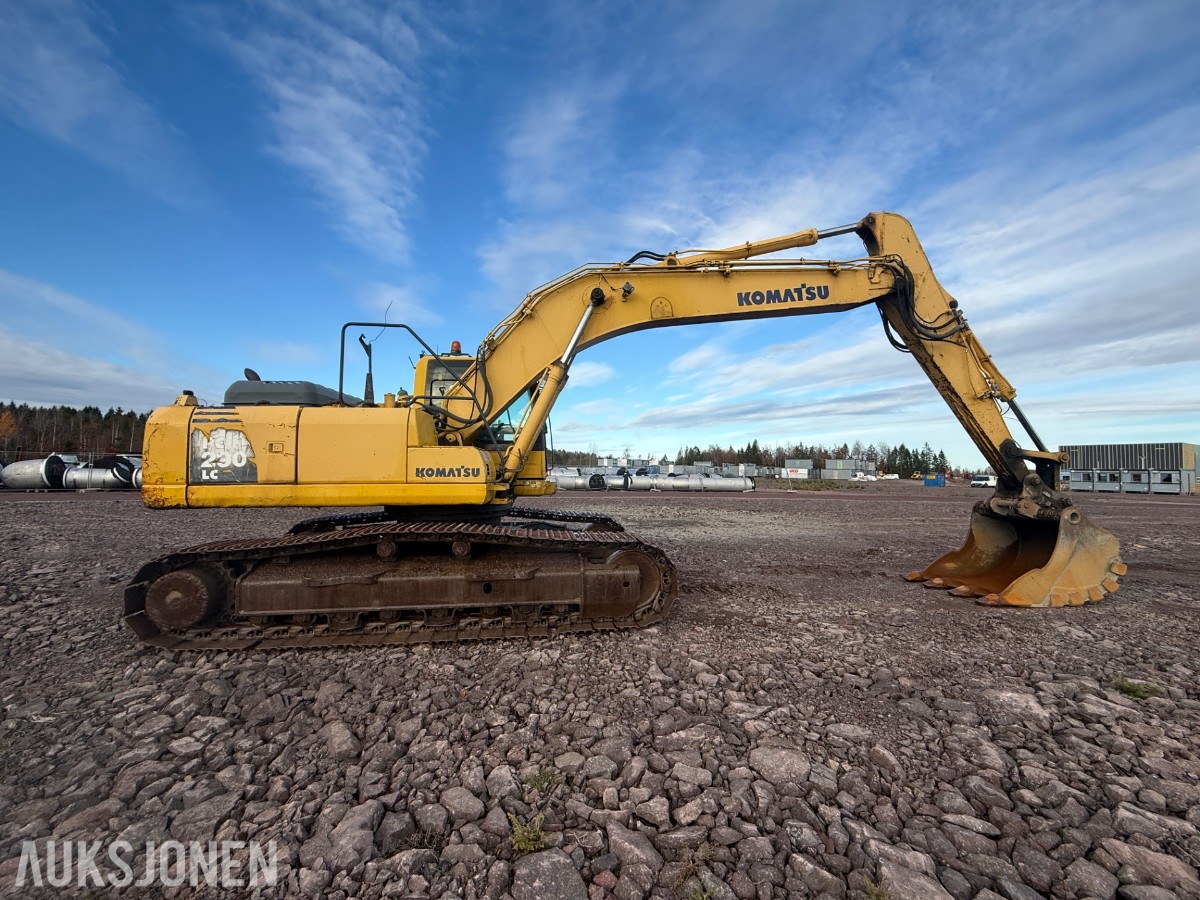 2008 Komatsu PC200LC-8 beltegraver med graveskuff og sentralsmørin