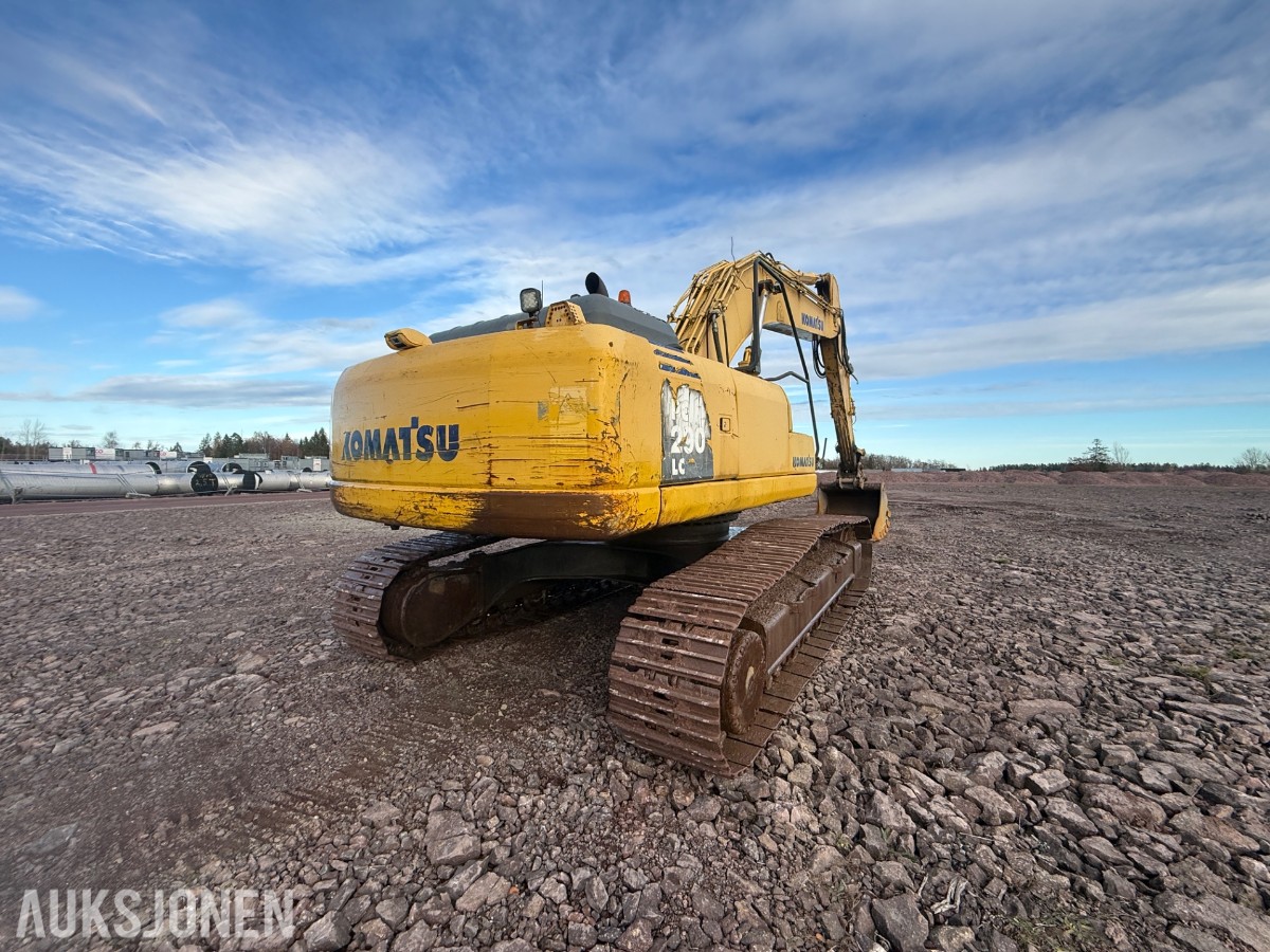 2008 Komatsu PC200LC-8 beltegraver med graveskuff og sentralsmørin