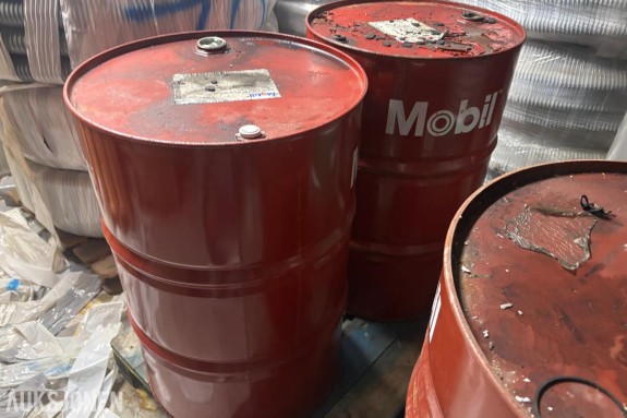 4 stk. Oljefat – Mobil Super 2000 X1 10W-40 og 2 stk. Mobil Delvac MX 15W-40 & Nio Lube - Repobjekt