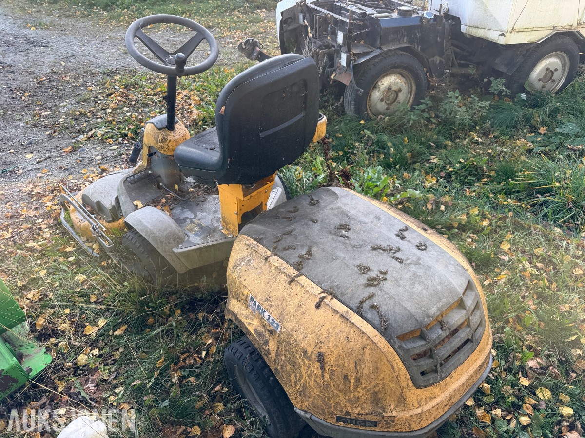 Stiga Park 123 HST Sitteklipper med frontmontert klippeaggregat