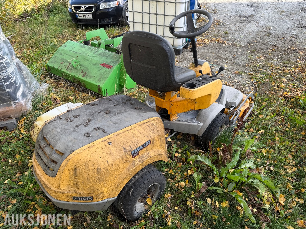 Stiga Park 123 HST Sitteklipper med frontmontert klippeaggregat